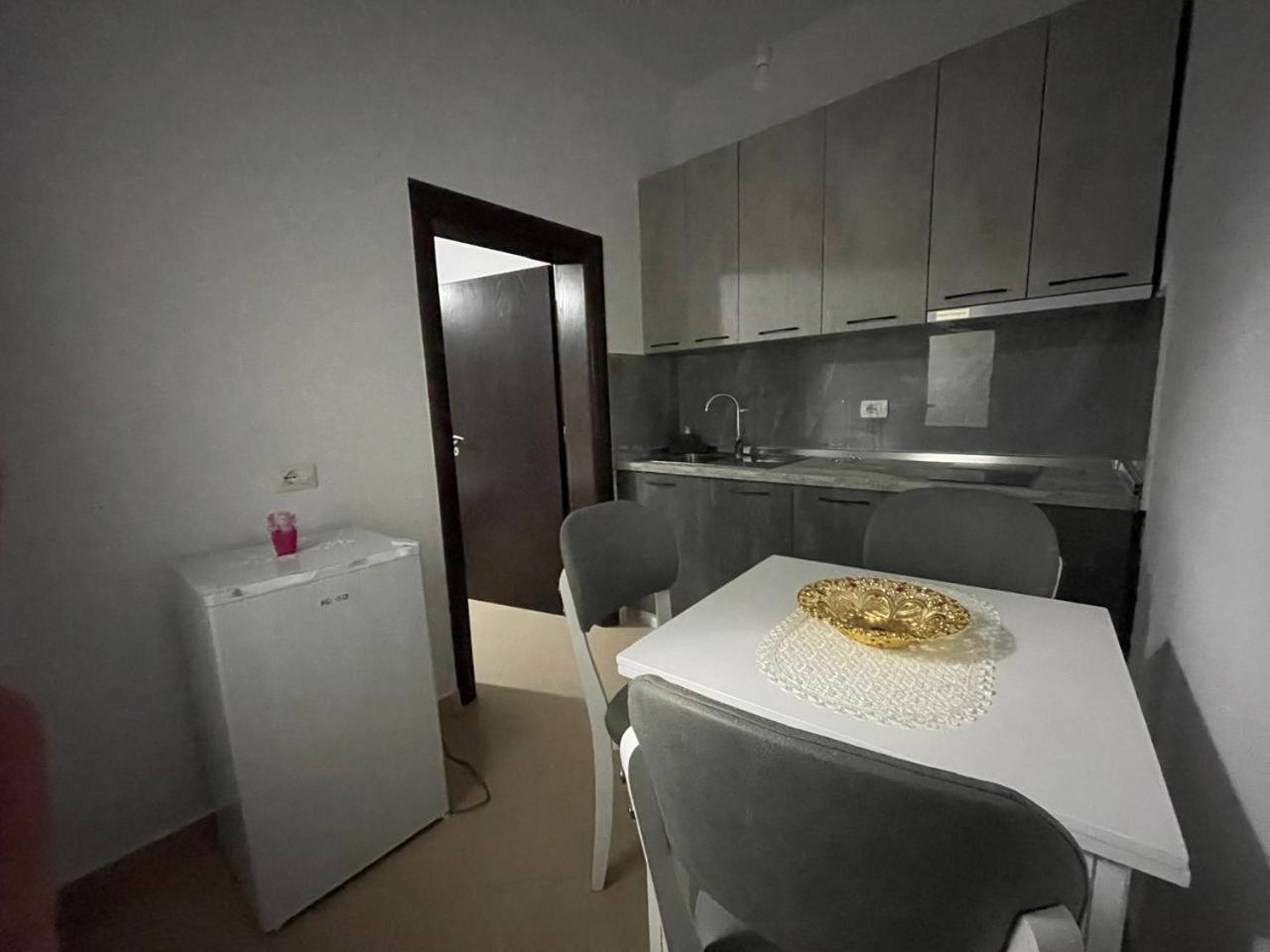 Vila Megi-Rent Room Vlorë Buitenkant foto